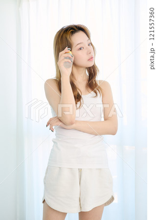 化粧水をつける女性 化粧水をつける女性 121557360