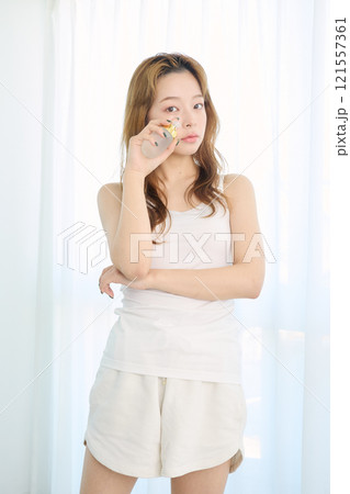 化粧水をつける女性 化粧水をつける女性 121557361