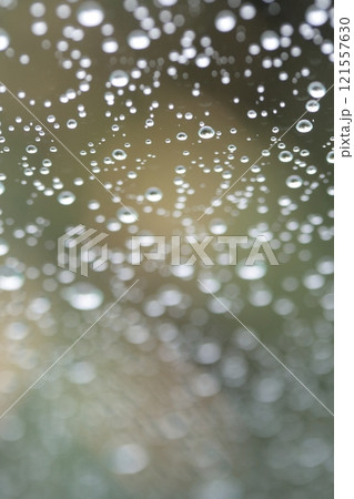 水滴のついたガラス玉 121557630