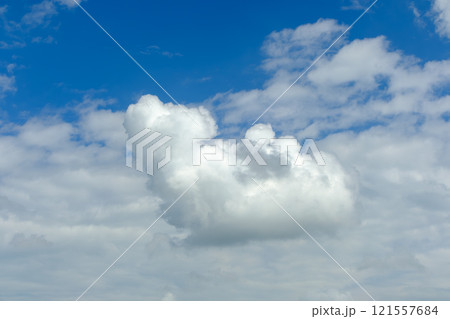 青空と浮かぶ白い雲 121557684