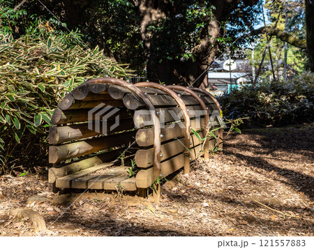 公園に置かれた木製遊具（トンネル） 121557883