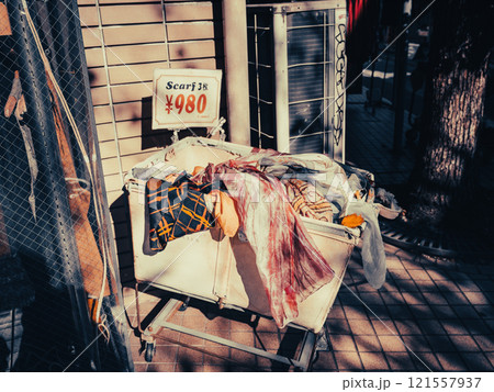 古着店のワゴンセール　イメージ 121557937