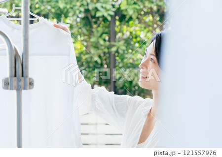 洗濯物を干す女性 洗濯物を干す女性 121557976