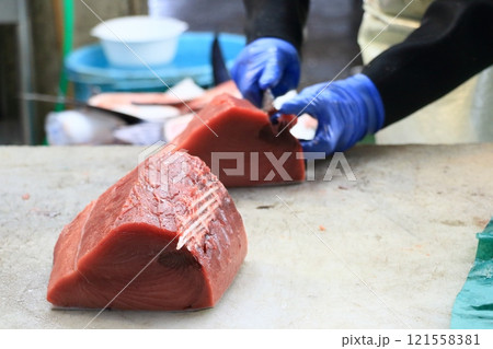 切り分けられる生マグロ 切り分けられる生マグロ 121558381