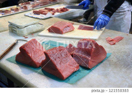 切り分けられる生マグロ　 121558383