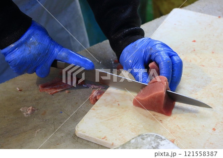 切り分けられる生マグロ 切り分けられる生マグロ 121558387