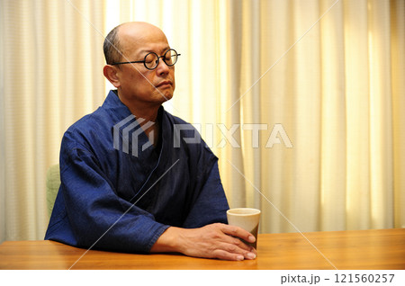 和装でくつろぐ中年男性 和装でくつろぐ中年男性 121560257