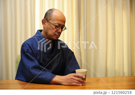 和装でくつろぐ中年男性 和装でくつろぐ中年男性 121560258