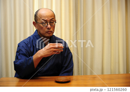 和装でくつろぐ中年男性 121560260