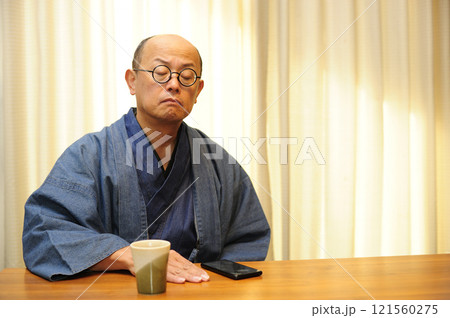 和装でくつろぐ中年男性 和装でくつろぐ中年男性 121560275