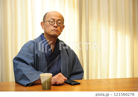 和装でくつろぐ中年男性 和装でくつろぐ中年男性 121560276