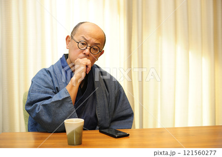 和装でくつろぐ中年男性 和装でくつろぐ中年男性 121560277