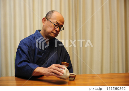 和装でくつろぐ中年男性 和装でくつろぐ中年男性 121560862