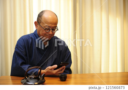 和装でくつろぐ中年男性 和装でくつろぐ中年男性 121560873