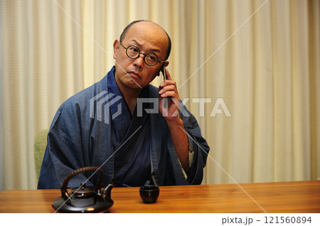 和装でくつろぐ中年男性 121560894