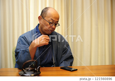 和装でくつろぐ中年男性 和装でくつろぐ中年男性 121560896