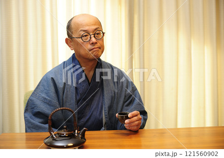 和装でくつろぐ中年男性 和装でくつろぐ中年男性 121560902