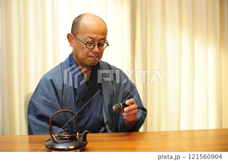 和装でくつろぐ中年男性 121560904