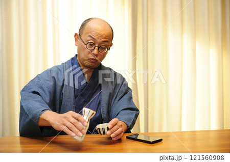 和装でくつろぐ中年男性 和装でくつろぐ中年男性 121560908