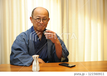 和装でくつろぐ中年男性 和装でくつろぐ中年男性 121560911