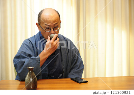 和装でくつろぐ中年男性 和装でくつろぐ中年男性 121560921