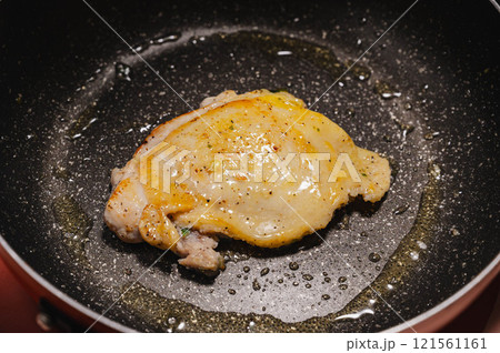 フライパンで焼く味付け鶏モモ肉 121561161