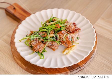ひき肉と豆苗のオイスターソース炒め ひき肉と豆苗のオイスターソース炒め 121561180
