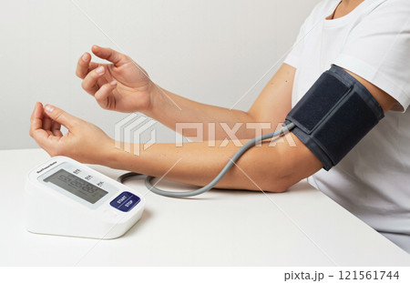 電子血圧計で自分の数値をチェックする人 121561744
