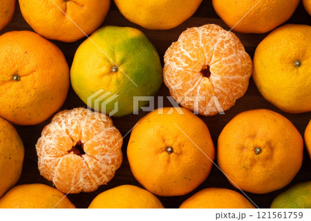 オレンジ色 オレンジ 橙 121561759