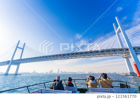 （神奈川県）横浜港・湾内クルーズ船から眺める横浜ベイブリッジ 121561770