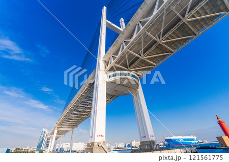 (神奈川県)横浜港・湾内クルーズ船から眺める横浜ベイブリッジ (神奈川県)横浜港・湾内クルーズ船から眺める横浜ベイブリッジ 121561775