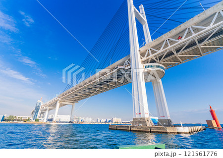 (神奈川県)横浜港・湾内クルーズ船から眺める横浜ベイブリッジ (神奈川県)横浜港・湾内クルーズ船から眺める横浜ベイブリッジ 121561776