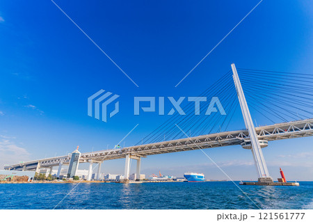 (神奈川県)横浜港・湾内クルーズ船から眺める横浜ベイブリッジ (神奈川県)横浜港・湾内クルーズ船から眺める横浜ベイブリッジ 121561777
