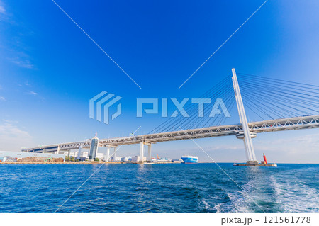 (神奈川県)横浜港・湾内クルーズ船から眺める横浜ベイブリッジ (神奈川県)横浜港・湾内クルーズ船から眺める横浜ベイブリッジ 121561778