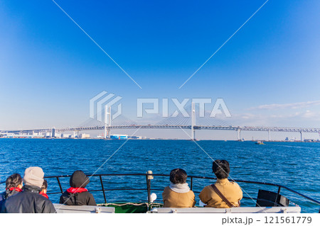 （神奈川県）横浜港・湾内クルーズ船から眺める横浜ベイブリッジ 121561779