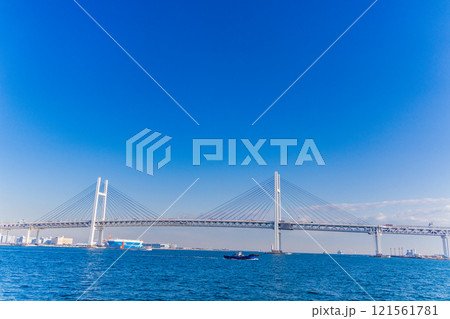 （神奈川県）横浜港・湾内クルーズ船から眺める横浜ベイブリッジ 121561781