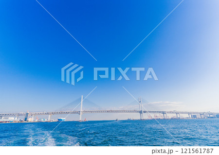 （神奈川県）横浜港・湾内クルーズ船から眺める横浜ベイブリッジ 121561787
