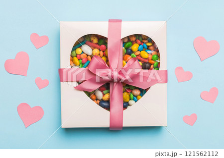 Valentine day composition: sweet candy, with gift boxes with bow and red felt hearts, photo template, background. Top View with copy space 121562112