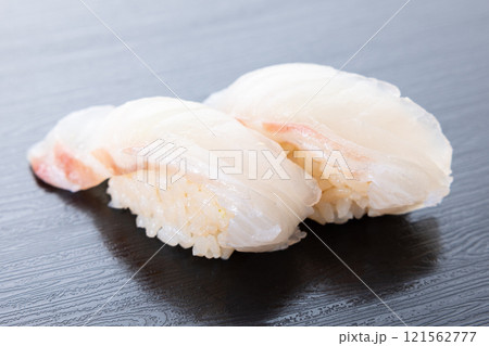 おいしい真鯛の握り鮨 121562777