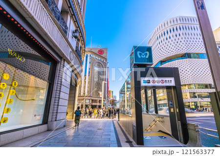 日本の東京都市景観 新時代へ…年の瀬、ホコ天は無いが、外国人観光客や高齢者で賑わう。希望の光＝29日 121563377