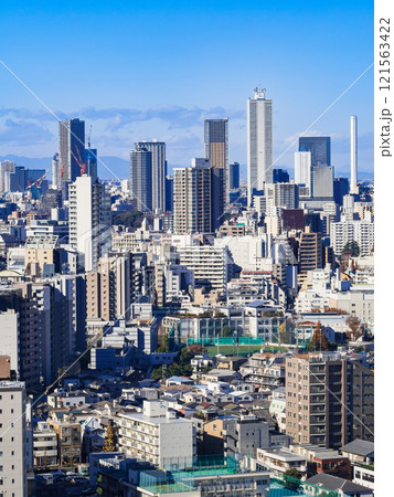 東京　池袋の高層ビル 121563422