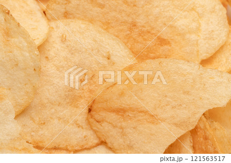 お酒のあてにポテトチップス 121563517