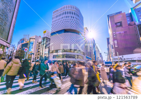 日本の東京都市景観 希望の光…外国人観光客らで賑わう銀座。右は三愛解体工事…新たな未来へ＝29日 121563789