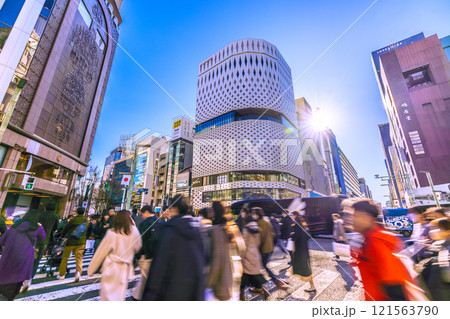 日本の東京都市景観 希望の光…外国人観光客らで賑わう銀座。右は三愛解体工事…幸福の時代へ＝29日 121563790