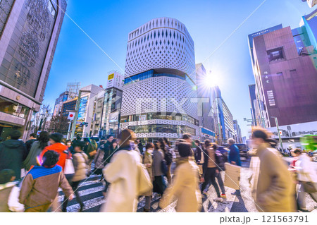 日本の東京都市景観 希望の光…外国人観光客らで賑わう銀座。右は三愛解体工事…輝きの時代へ＝29日 121563791