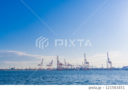（神奈川県）横浜港・湾内クルーズ船から眺める本牧ふ頭のガントリークレーン 121563851