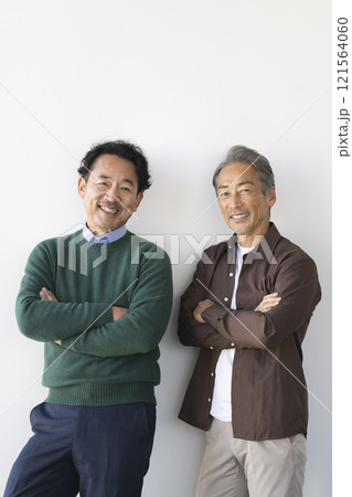 カメラ目線で笑顔の2人のシニア男性 121564060