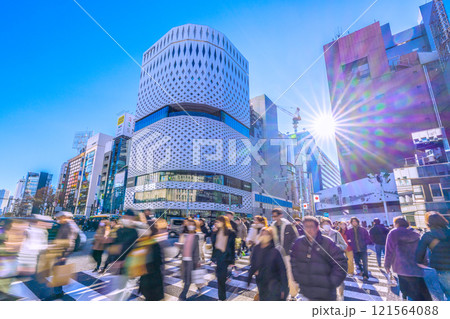 日本の東京都市景観 新時代へ…外国人観光客らで賑わう銀座。右は三愛解体工事…希望の光=29日 日本の東京都市景観 新時代へ…外国人観光客らで賑わう銀座。右は三愛解体工事…希望の光=29日 121564088