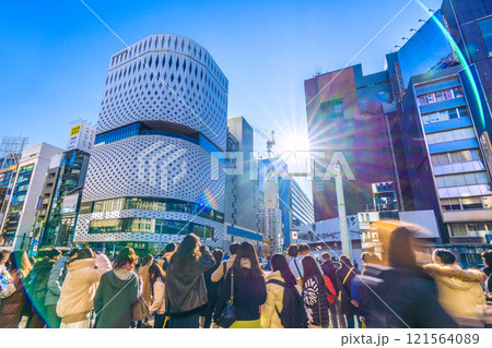 日本の東京都市景観 新時代へ…外国人観光客らで賑わう銀座。右は三愛解体工事…未来へ、希望の光＝29日 121564089