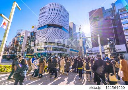 日本の東京都市景観 希望の光…外国人観光客らで賑わう銀座。右は三愛解体工事…いざ、新時代へ＝29日 121564090